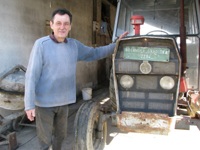 Božo pored traktora