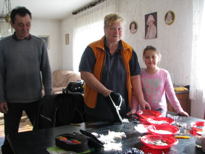 Božo, Jadranka i Teodora pored nakita