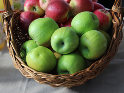 Zelene i crvene jabuke u košari