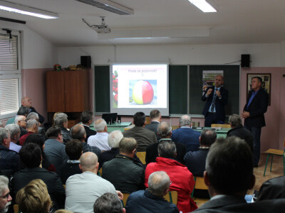 Ministar Tolušić i okupljeni voćari