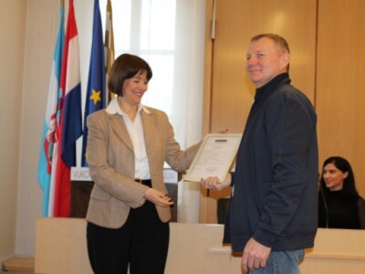 Ana Marušić dodjeljuje certifikat Stjepanu Job