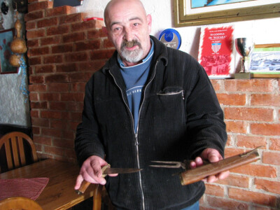 Stojan pokazuje  čobanski pribor