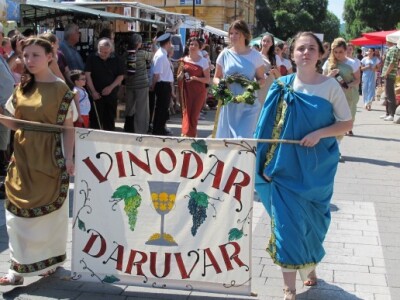 U parku blizu dvorca se održavala likovna kolonija, na kojoj je sudjelovalo više od 30 umjetnika iz okolice, kao i iz Šibenika