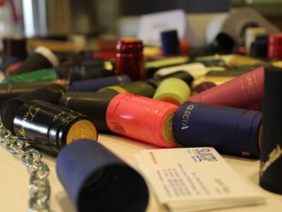 Šarenilo vinskih čepova