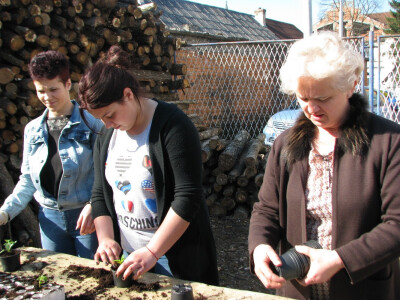 profesorica mara Sabljić sa učenicama