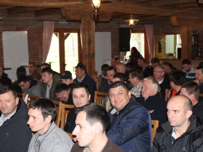 Vlasnik i osnivač Žito grupe Marko Pipunić s proizvođačima suncokreta Vlasnik i osnivač Žito grupe Marko Pipunić s proizvođačima suncokreta