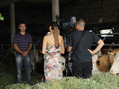 Voditelji poljoprivrednih emisija iza i ispred kamere