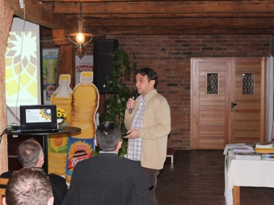 Vlasnik i osnivač Žito grupe Marko Pipunić s proizvođačima suncokreta Vlasnik i osnivač Žito grupe Marko Pipunić s proizvođačima suncokreta