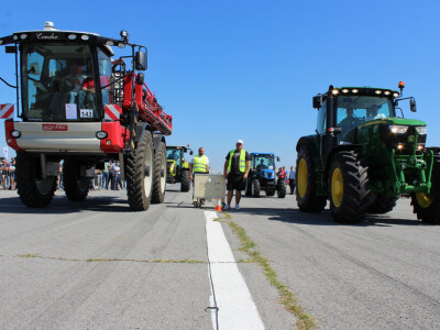 Samohodna prskalica protiv traktora
