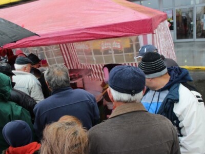 Gužva na štandu s kobasicama