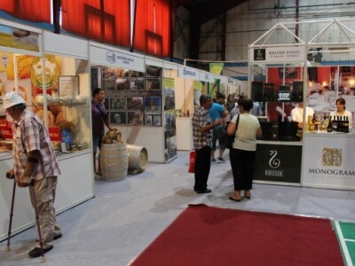 Štandovi u sajamskoj hali