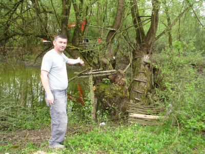 Perić pokazuje ostatke dječije kuće na drvetu