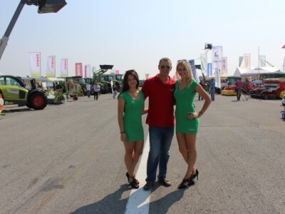 Posjetitelji sa hostesama