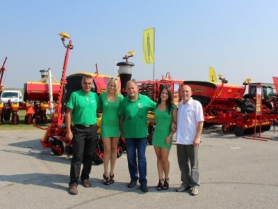 Hostese sa posjetiteljima