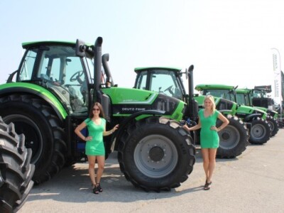 Poziranje pred traktorom