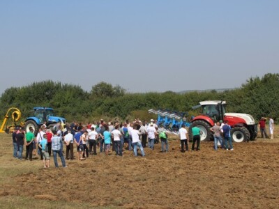 Publika se skupila da vidi strojeve u radu