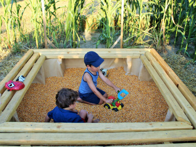 Kukuruzni labirint u rurlanom i šumskom ambijentu vraća djeci djetinjstvo, a odraslima mir