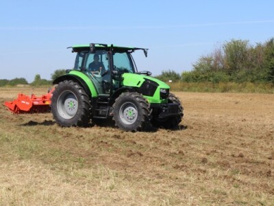 Traktor i stroj u radu