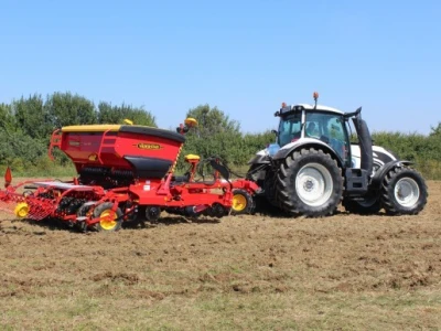 Traktor i stroj u radu