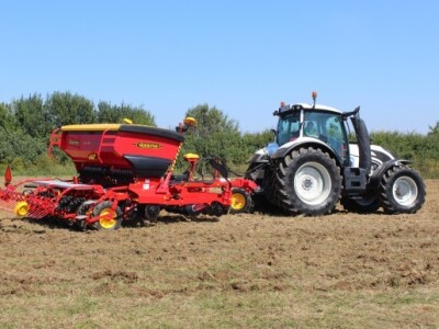 Traktor i stroj u radu