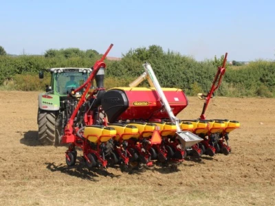 Traktor i stroj u radu