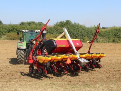 Traktor i stroj u radu