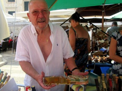 Boca likera u obliku kamiona