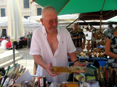 Liker u boci od kamiona prava je atrakcija