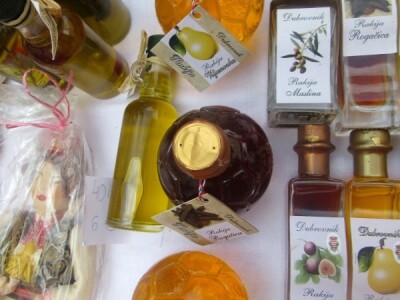 Različiti oblici boca likera kao prednost