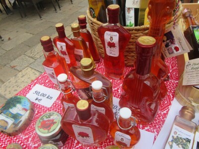 Proizvodi od ruže u različitin pakiranjima