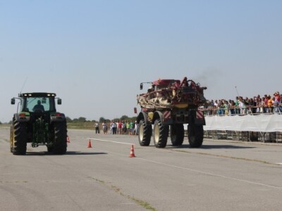 Trka ubrzanja traktora na 100 metara!