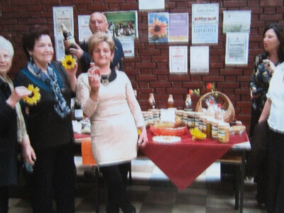 Okuplja i organizuje žene u svojoj lokalnoj zajednici. Okuplja i organizuje žene u svojoj lokalnoj zajednici.