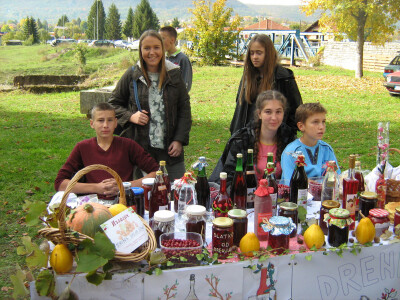 Učenici i štand sa njihovim proizvodima