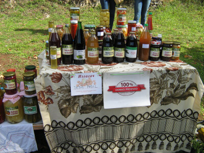 Dedići veliki dio povrća i voća prerade u zimnicu Dedići veliki dio povrća i voća prerade u zimnicu