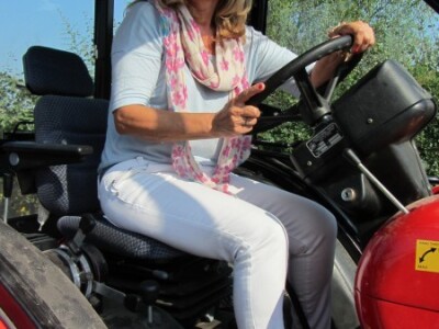 Vesna Jovanović, urednica &quot;Brazda&quot; (RTV) isprobala novi traktor)&quot;