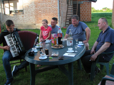 Srđan se nakon snimanja latio harmonike