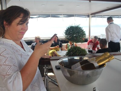 Pjenušavi doručak na brodu