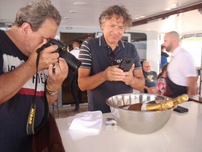 Pjenušavi doručak na brodu