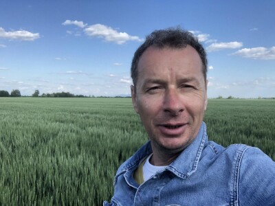 Voditelji poljoprivrednih emisija iza i ispred kamere