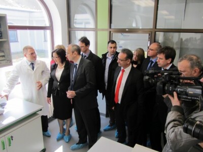 Ministarka Snežana Bogosavljević Bošković i šef delegacije EU u Srbiji Majkl Devenport otvaraju laboratoriju