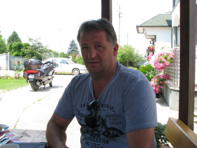 Samir Grgić u dvorištu