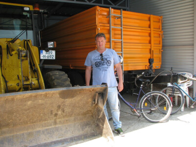 Samir pored utovarivača