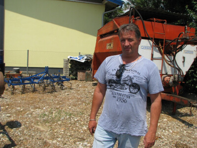 Samir ispred mašina