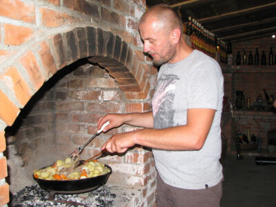 Željko priprema specijalitet od divljeg vepra i povrća