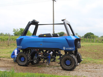 Poljonova prezentacija ViniBotovog robota Bakus