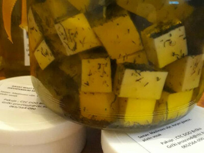 Maslinovo ulje sa feta sirom