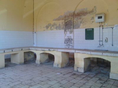 Unutrašnjost starogradske ribarnice koja nije u funkciji