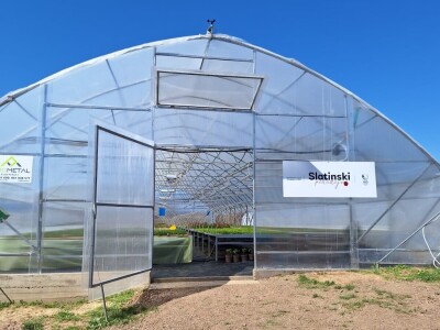 Savremeni plastenik sa automatskim upravljanjem Savremeni plastenik sa automatskim upravljanjem