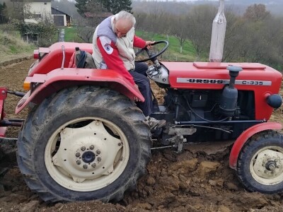 Priprema zemljišta za sadnju borovnica Priprema zemljišta za sadnju borovnica