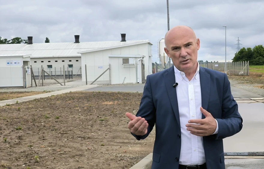Mato Božić ispred svinjogojske farme Orlovnjak